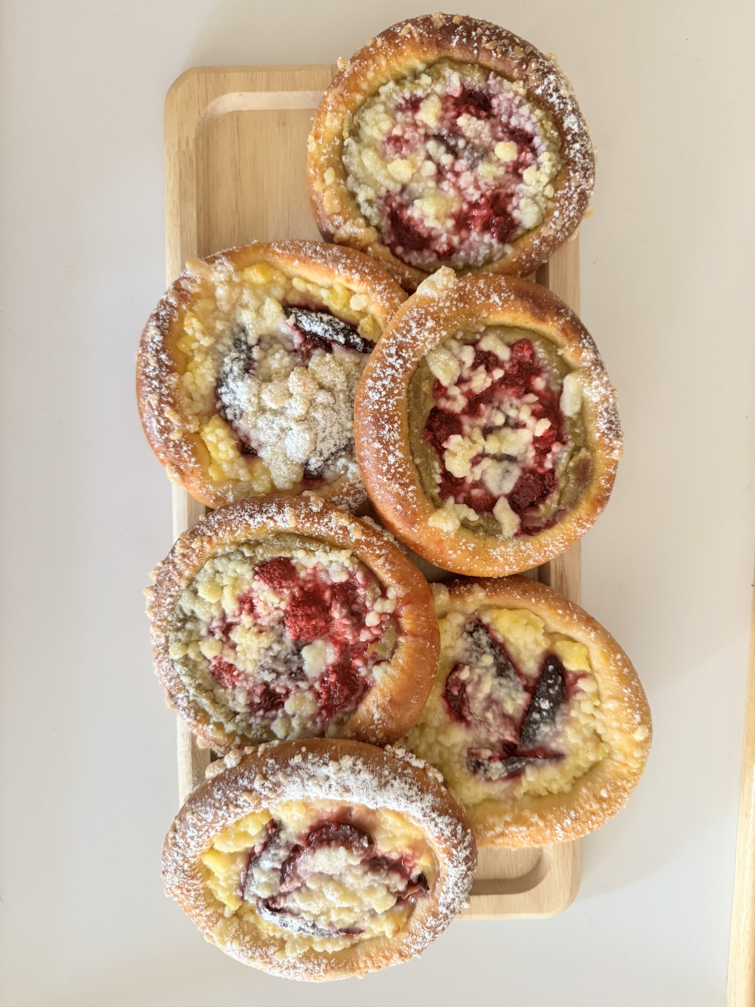 Tlačené kynuté koláče s vanilkovým krémem - před pocukrováním Tlačené kynuté koláče s vanilkovým krémem - před pocukrováním