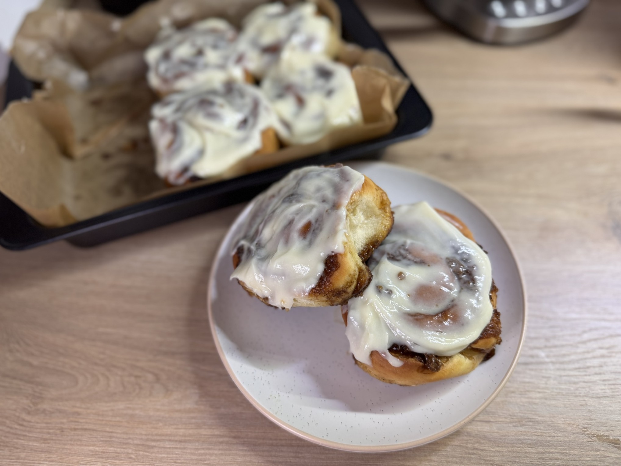 Skořicové šneky (Cinnamon Rolls) - hotové na talíři 1