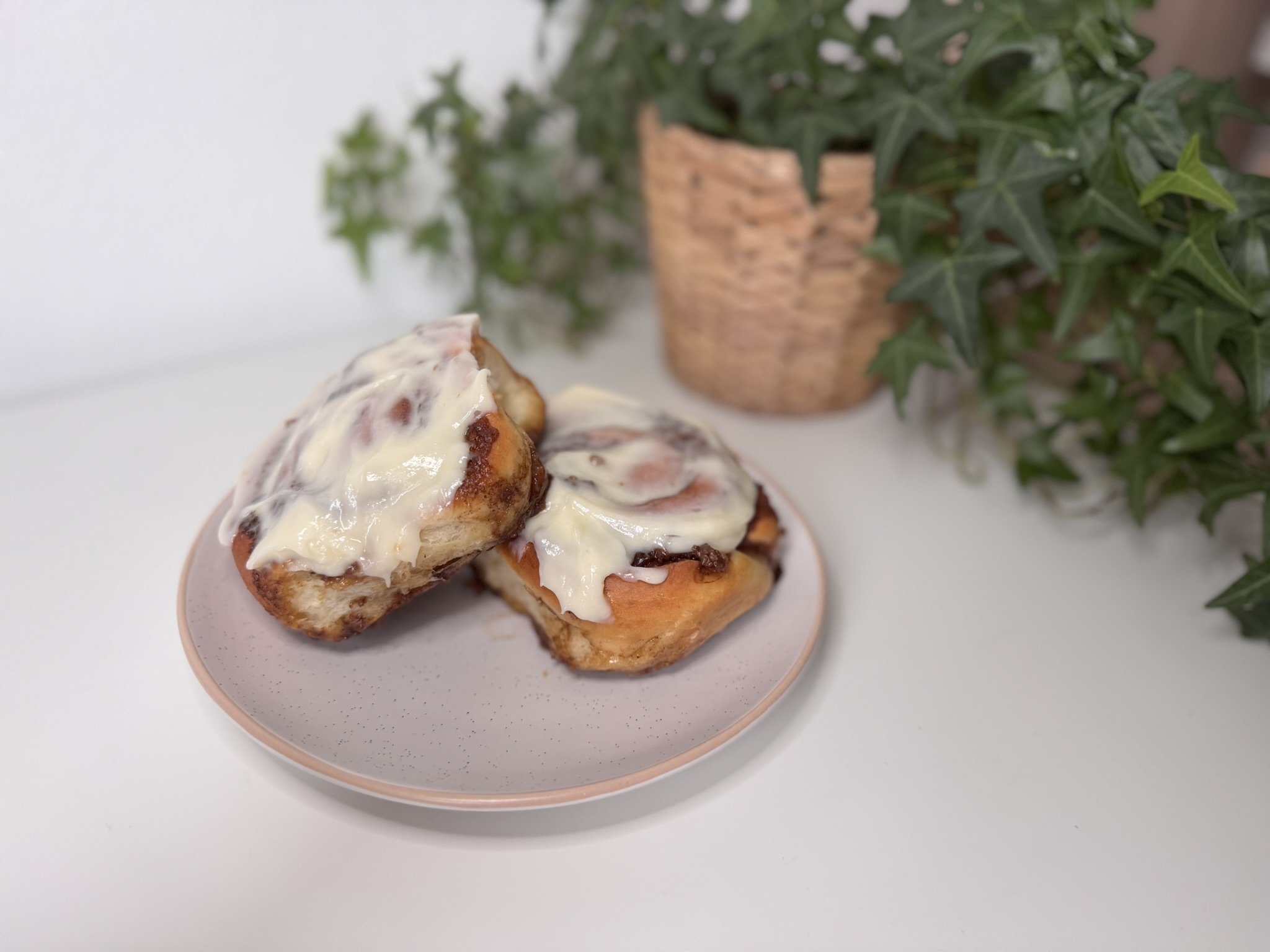Skořicové šneky (Cinnamon Rolls) - hotové na talíři 2