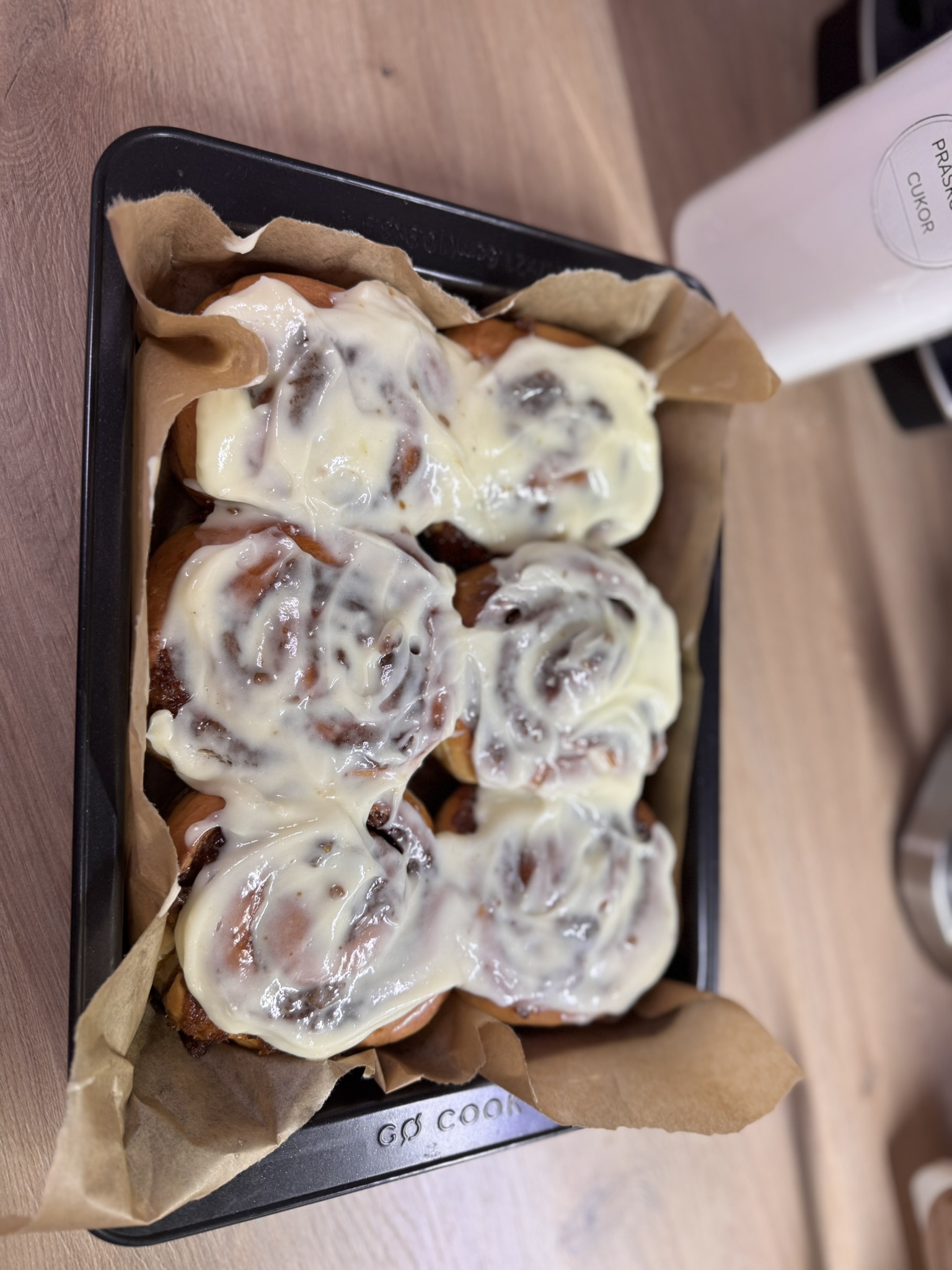 Skořicové šneky (Cinnamon Rolls) - hotové v pekáči