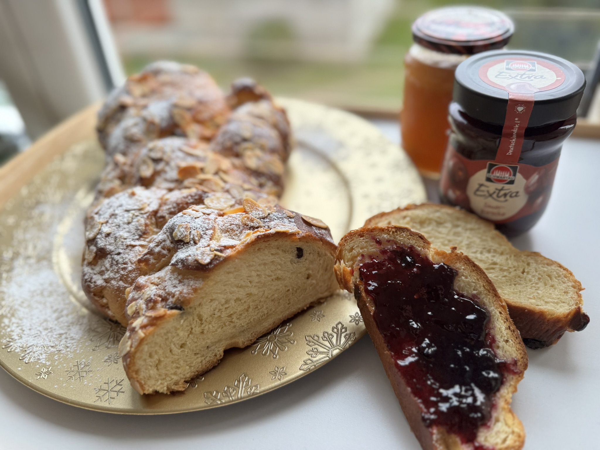 Domácí vánočka - nakrájená vánočka