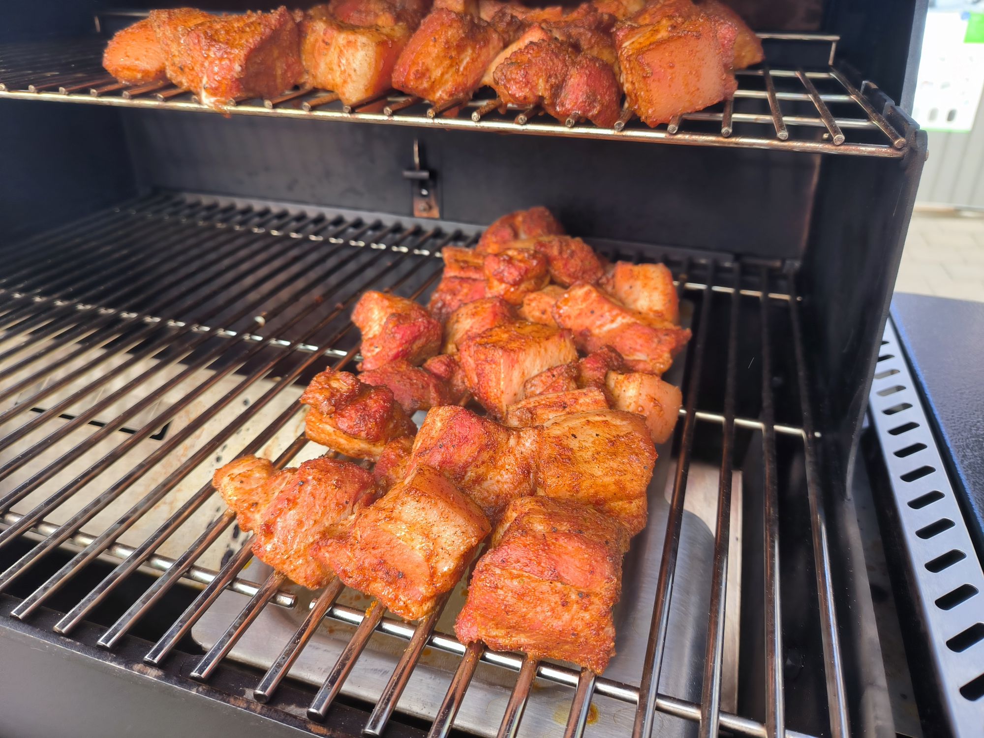 Burnt Butt Ends bůčkové bonbóny - první fáze grilování Burnt Butt Ends bůčkové bonbóny - první fáze grilování