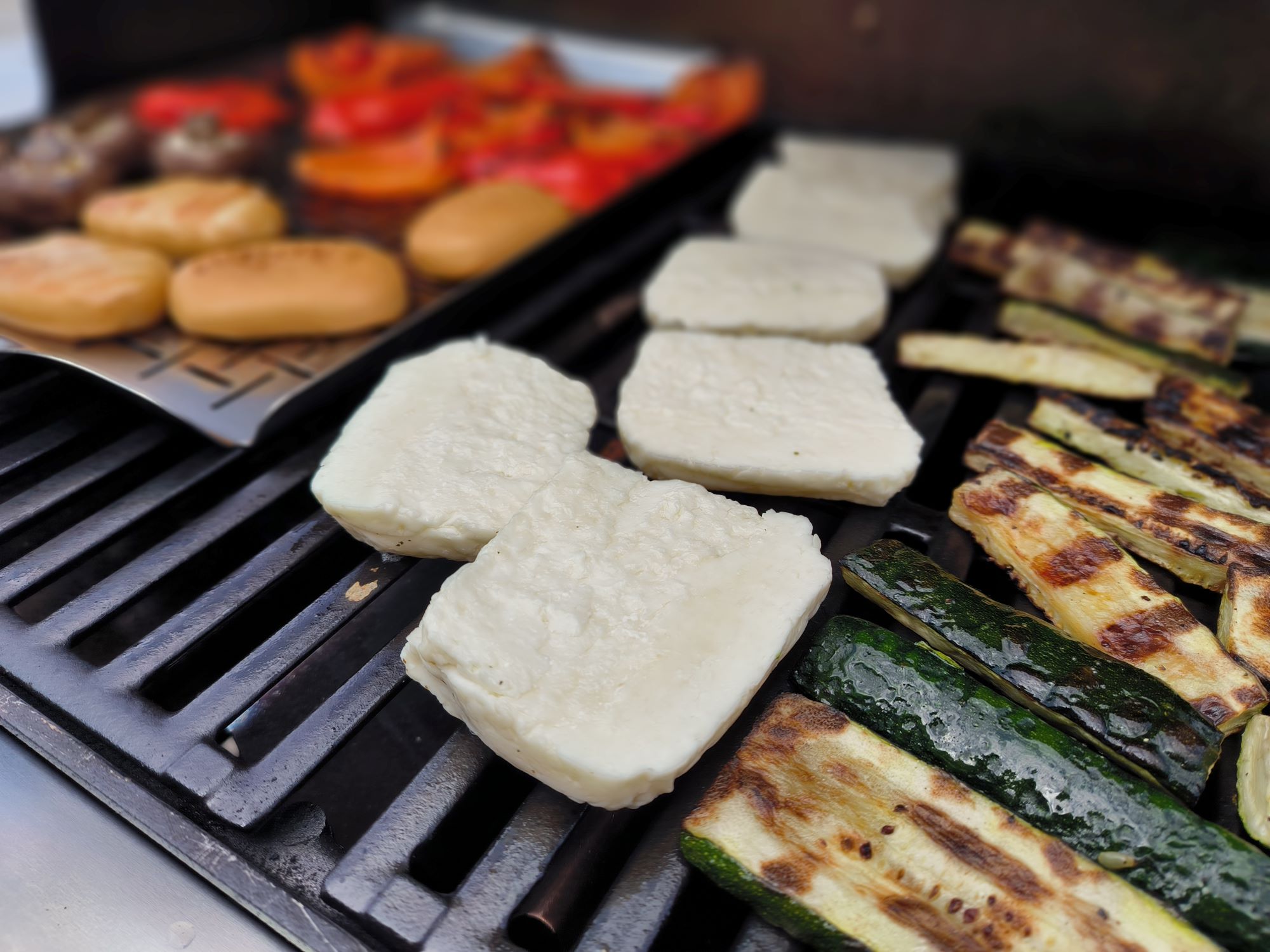 Sýr halloumi na grilu - umístění na rošt Sýr halloumi na grilu - umístění na rošt