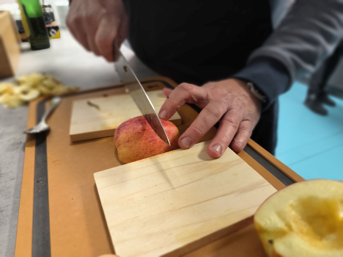 Grilované jablko - krájení v kuchyni