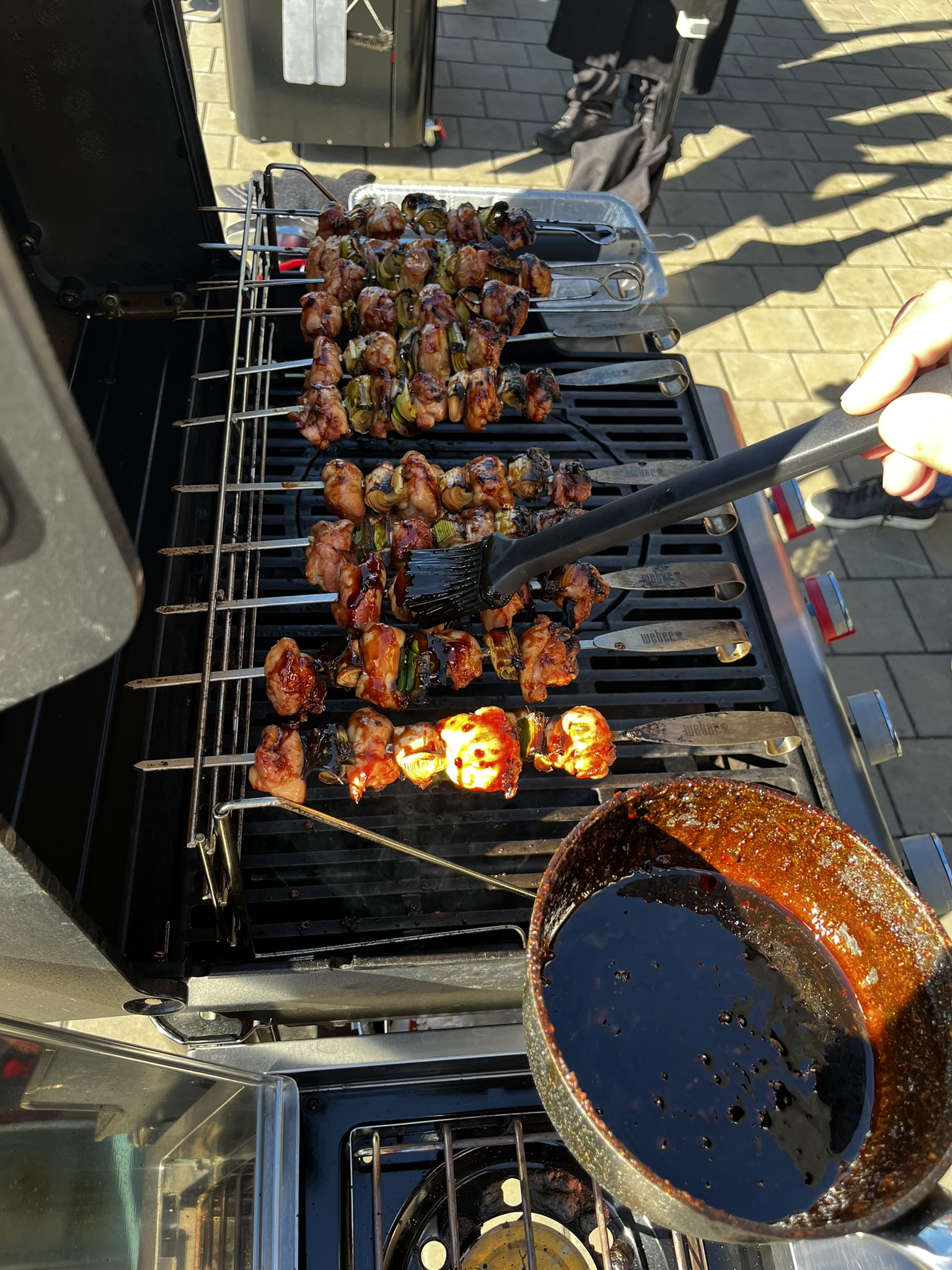 Japonské Yakitori kuřecí špízy - potírání špízu na grilu