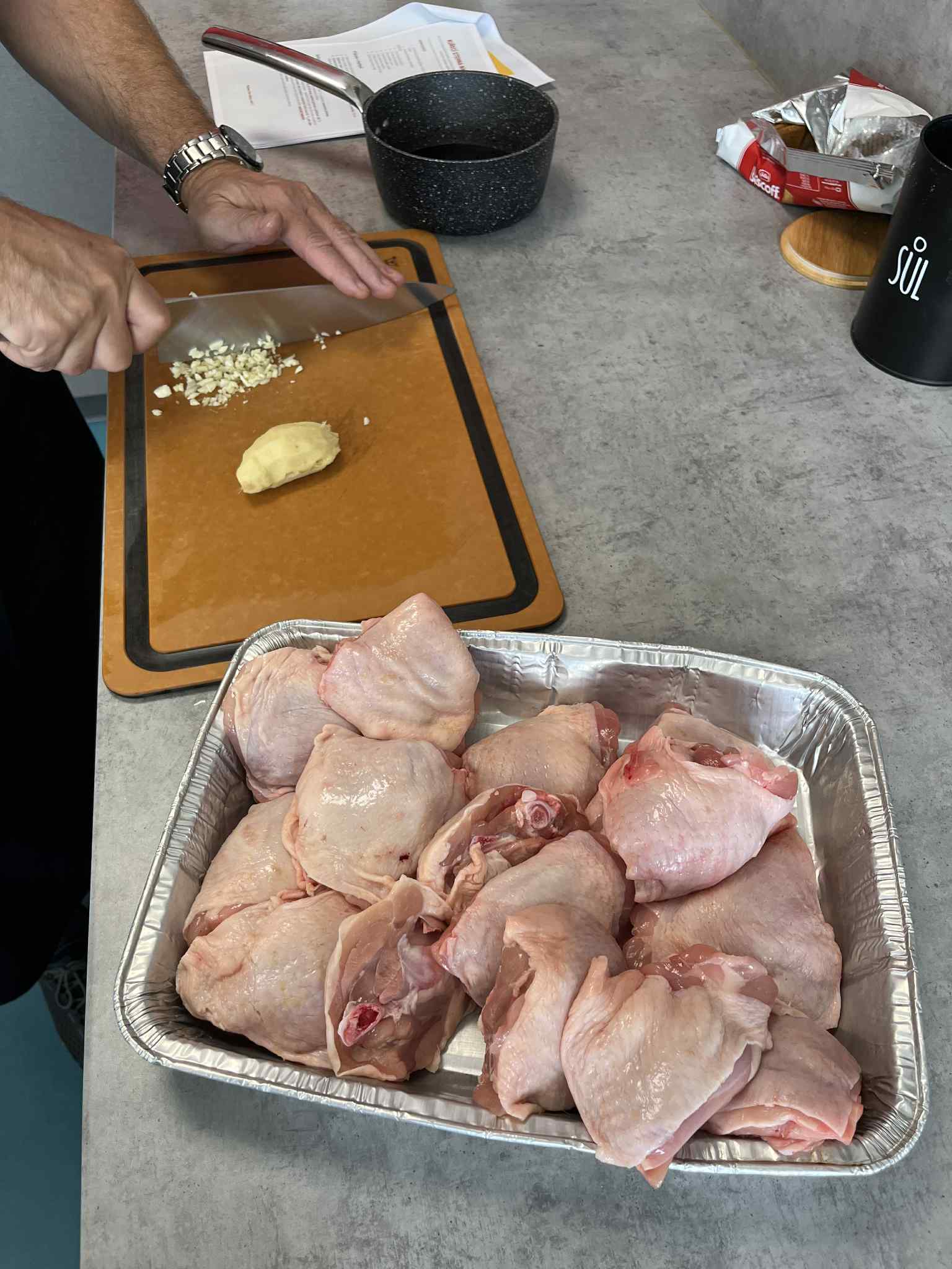 Kuřecí stehna na grilu - příprava v kuchyni