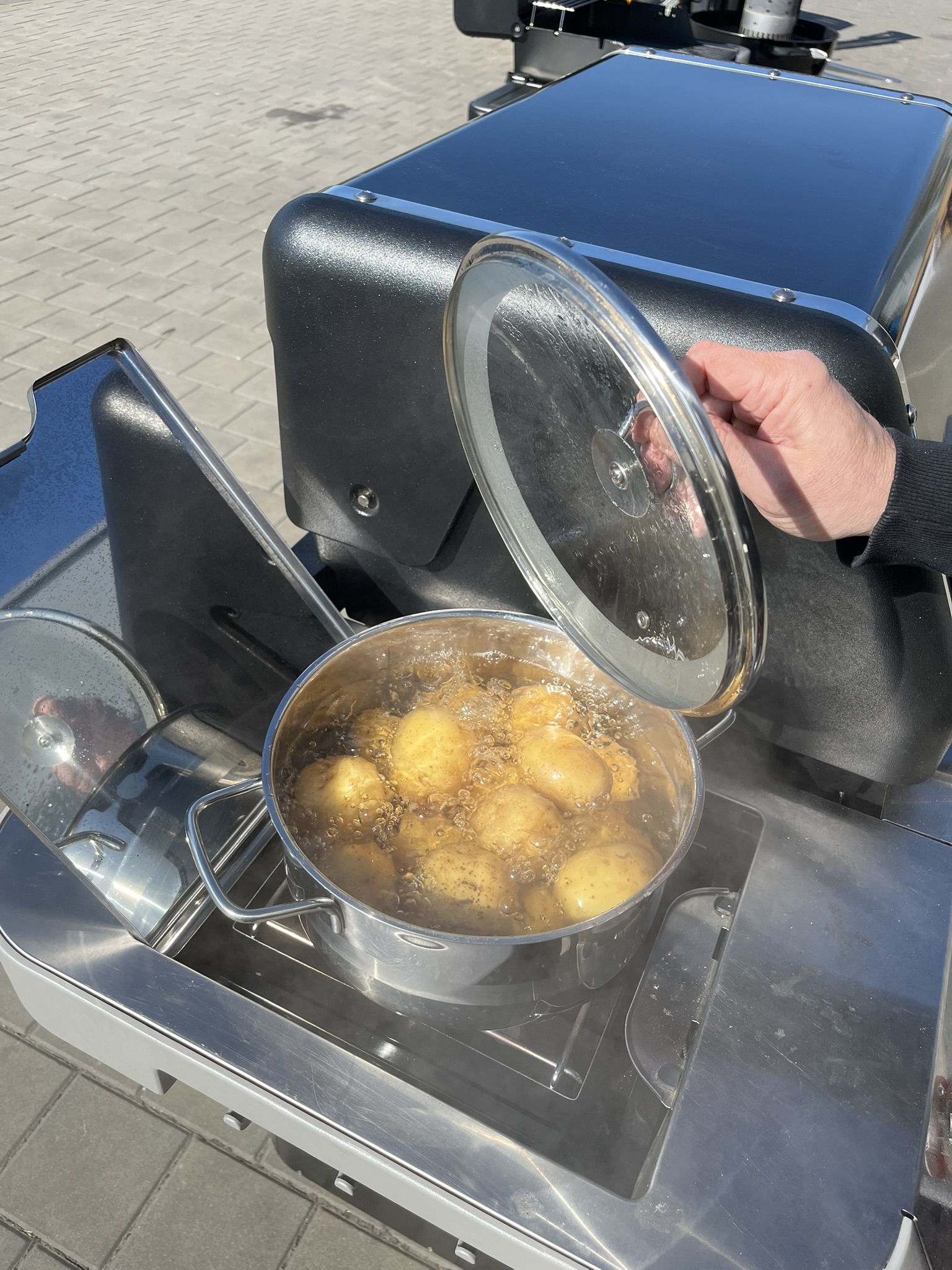 Plněné brambory se slaninou a sýrem - vaření v hrnci