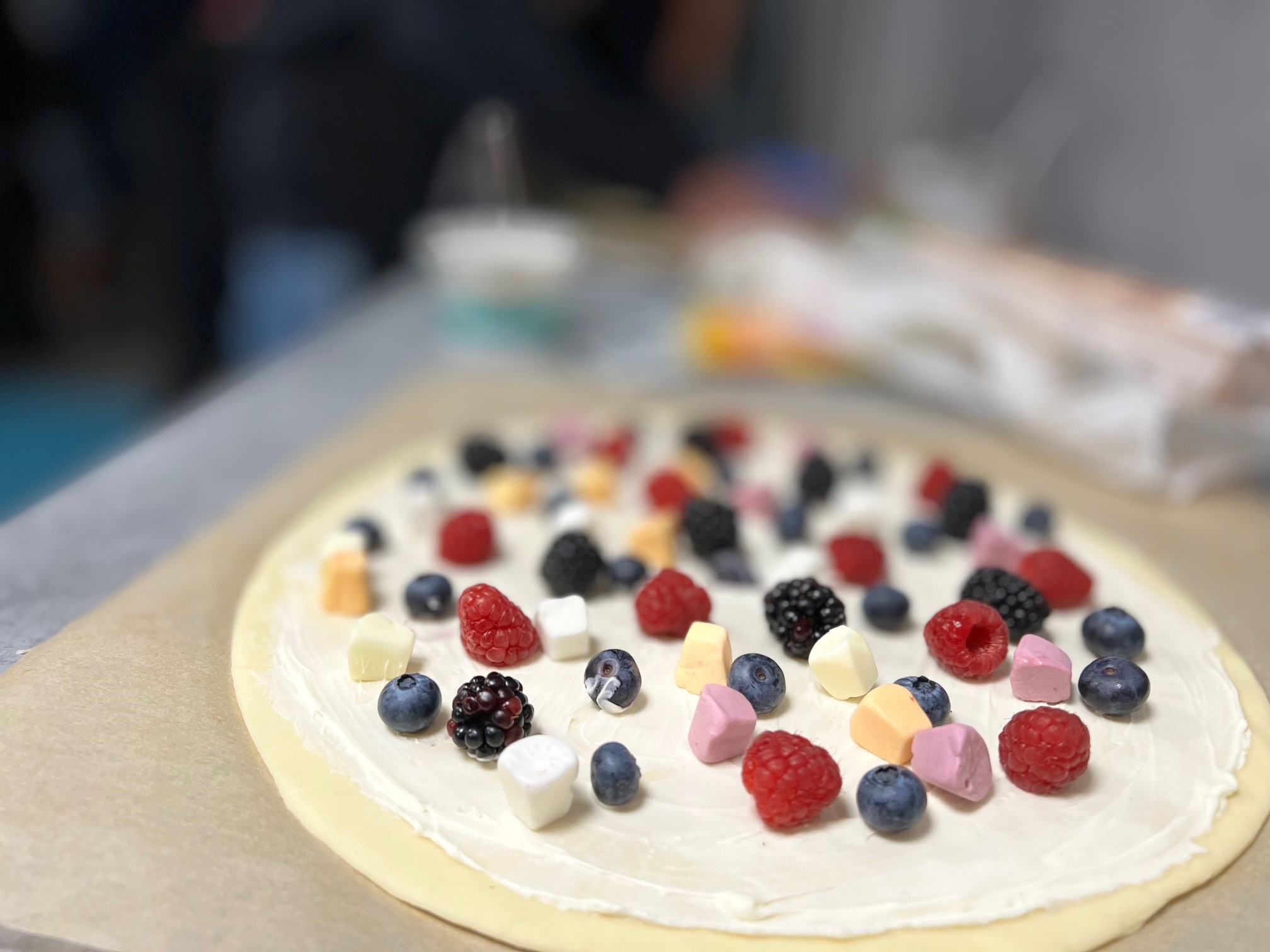 Sladká pizza na grilu - příprava v kuchyni