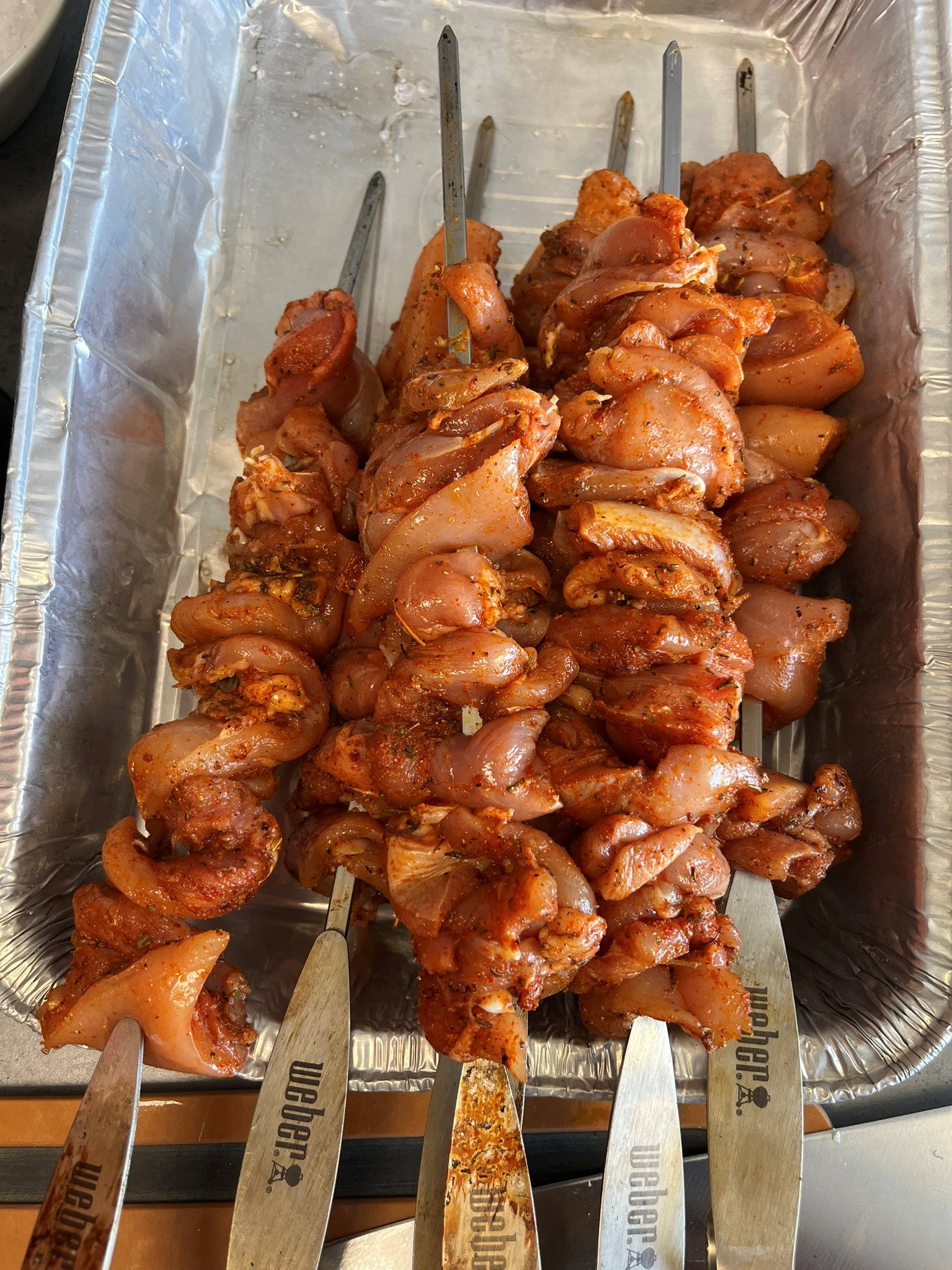 Řecké kuřecí souvlaki na grilu - marinované maso Řecké kuřecí souvlaki na grilu - marinované maso