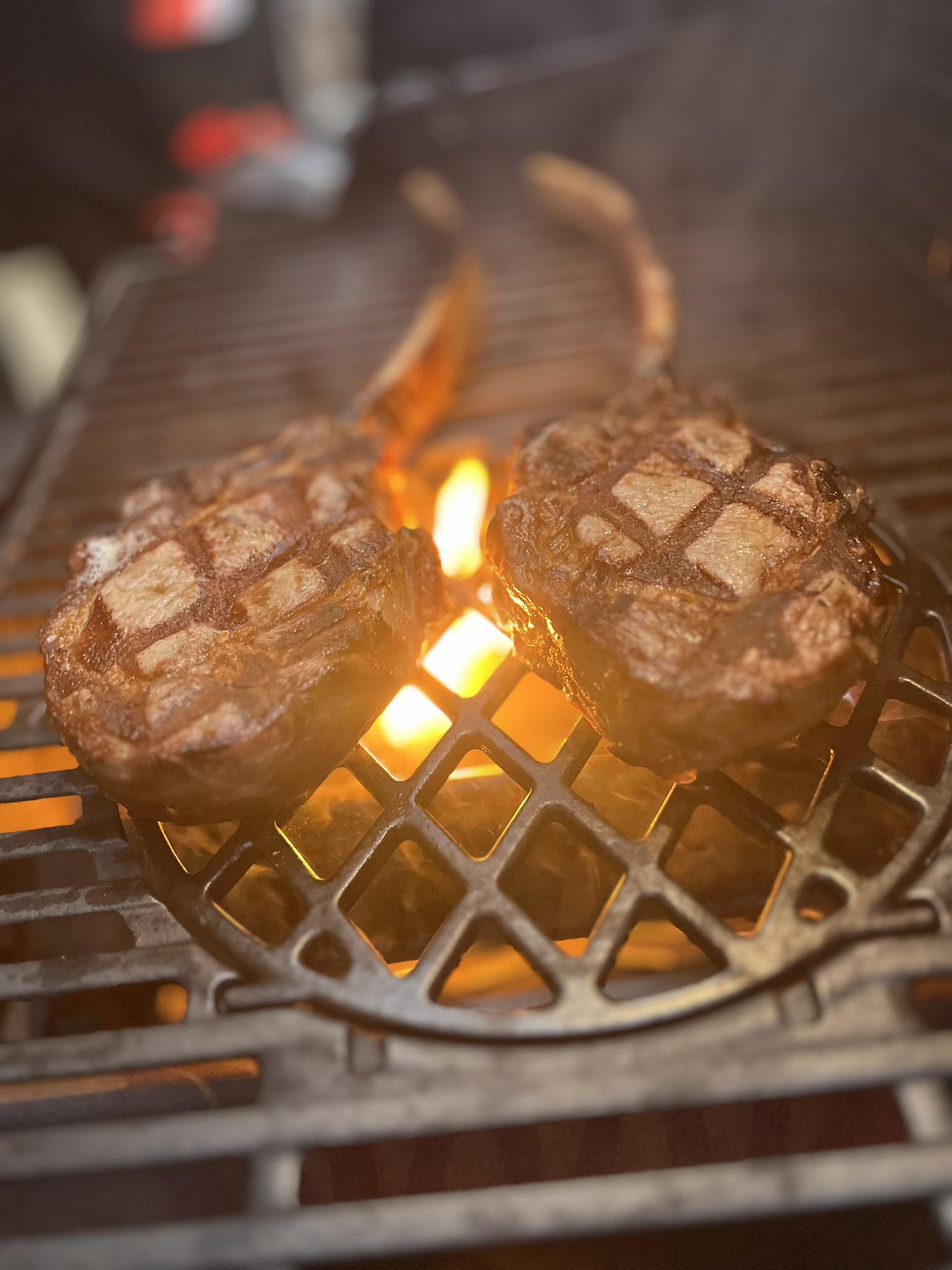 Tomahawk steak na grilu - přímé grilování na plynu