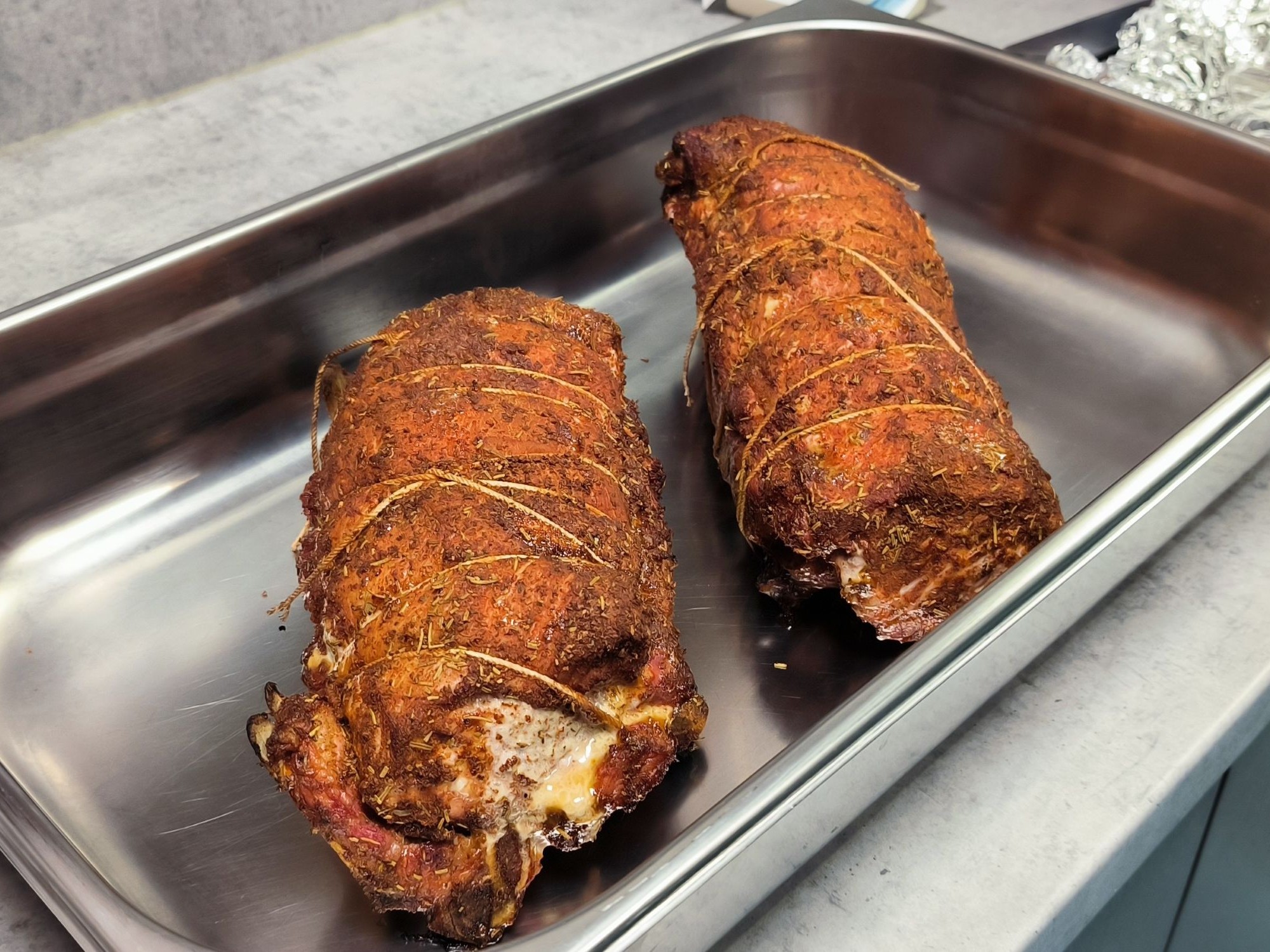 Dlouze grilovaný vepřový hřebínek - před servírováním Dlouze grilovaný vepřový hřebínek - před servírováním