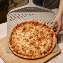 Perforovaná lopata na pizzu Ooni 12 Signature