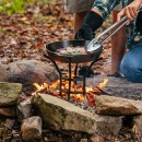 Lodge stojan pro vaření s litinovým nádobím v otevřeném ohni
