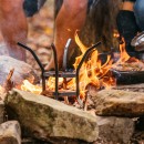 Lodge stojan pro vaření s litinovým nádobím v otevřeném ohni